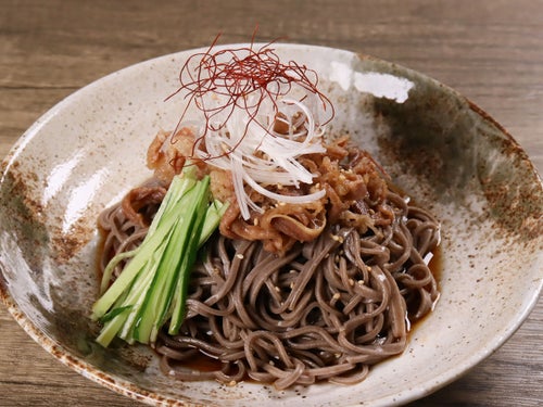 甘辛がクセになる！冷やし肉そば